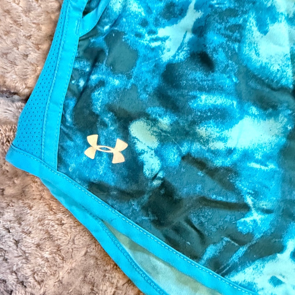 Under Armour Womens HeatGear Fly By Running Shorts Teal Blue Tie Dye XS 0635 - Picture 2 of 8